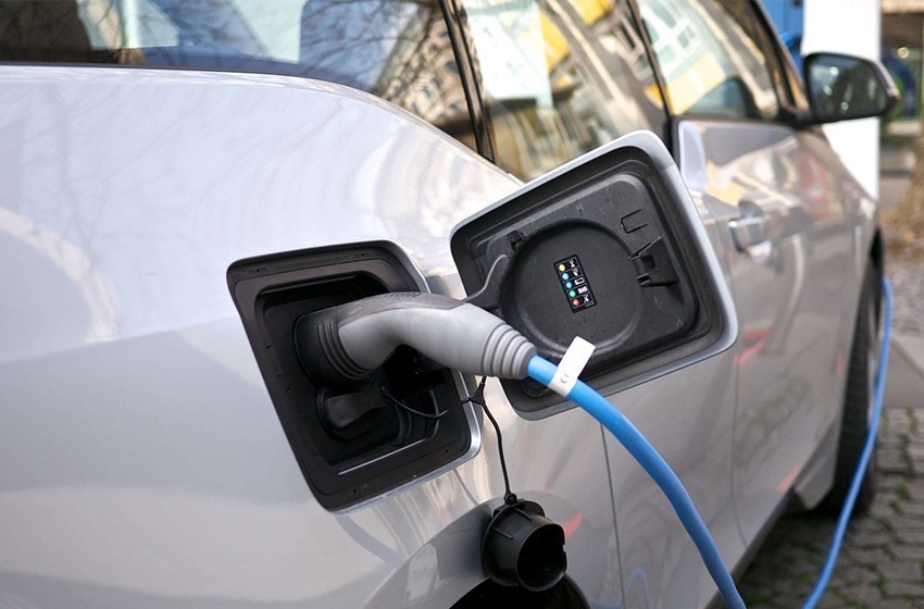 Recarga para carros elétricos já é realidade nos condomínios