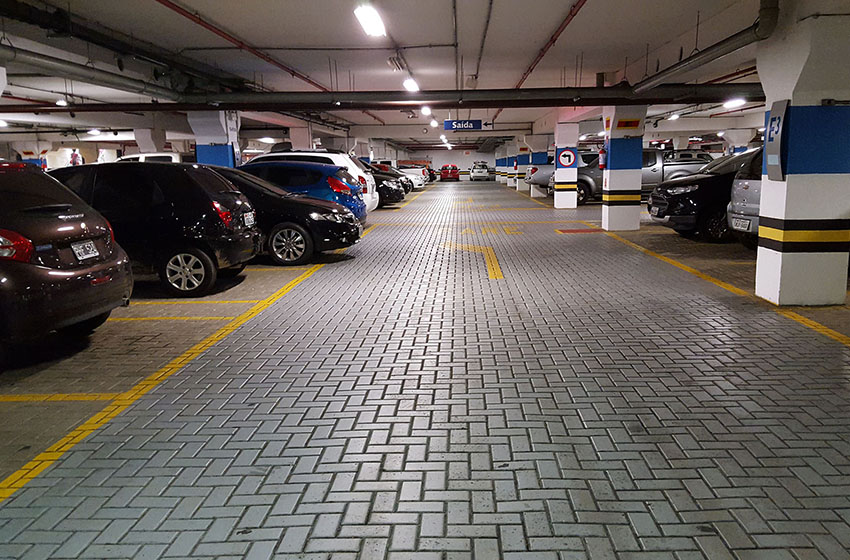 Incorporadora não pode transformar garagens de condomínio em estacionamento.