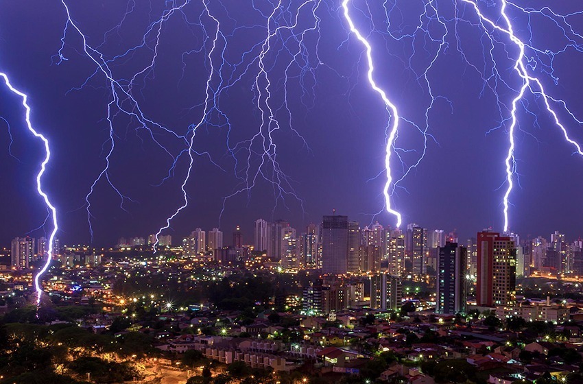 Período chuvoso e para-raios em condomínio.