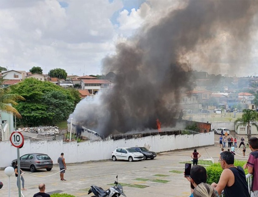 Incêndio em Campinas atinge empresa de reciclagem