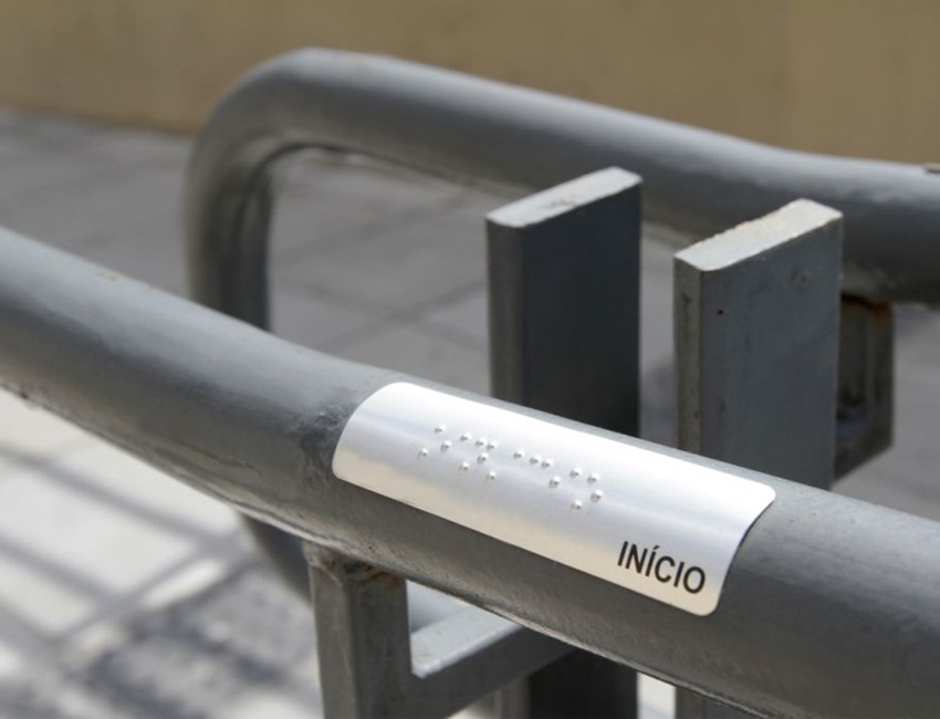 Sinalização Braille para corrimão