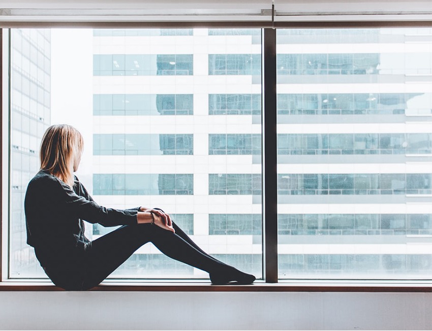 Lixo pela janela do Condomínio