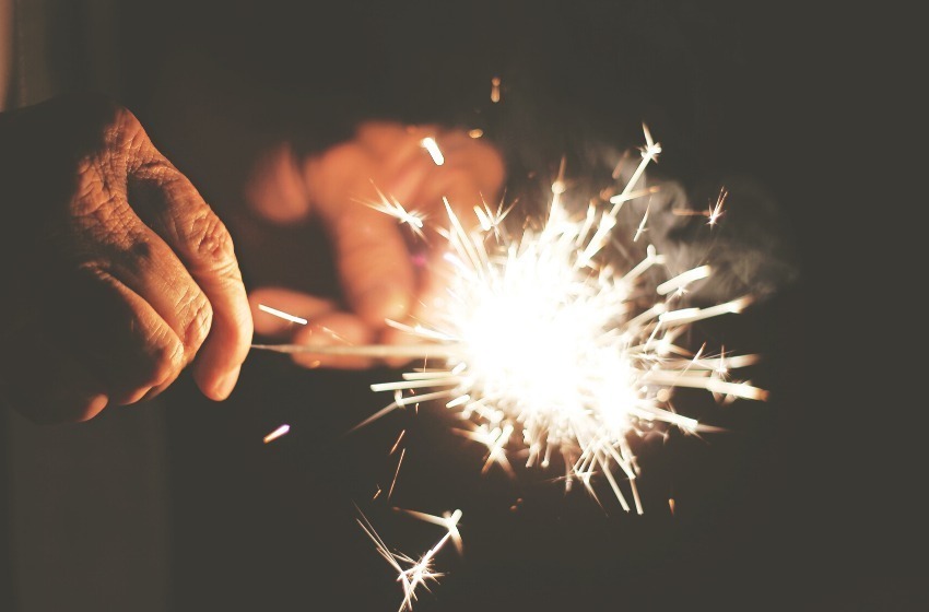 Vizinhos cantam Parabéns à idosa que fez 100 anos.