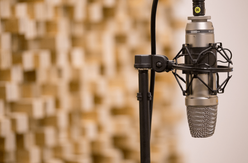 Moradores criam rádio em condomínio.