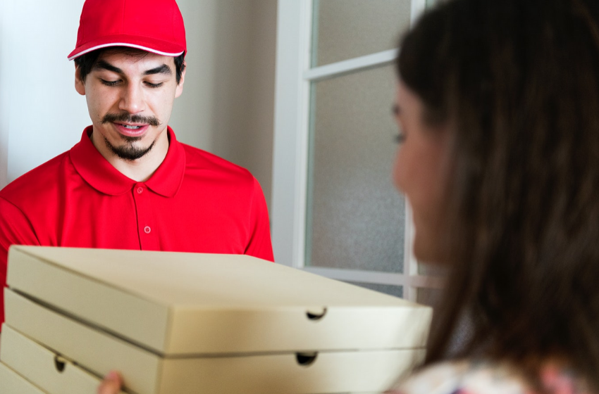 Lei autoriza entregas na porta de apartamentos no RJ.