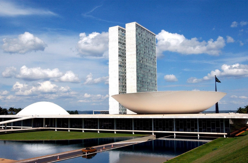 Presidente veta trecho de projeto que dava a síndico poder de barrar festas em condomínio.