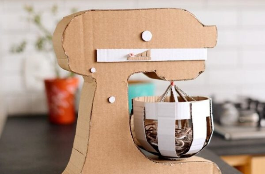 Mãe cria guia com brincadeiras para fazer em casa durante quarentena.