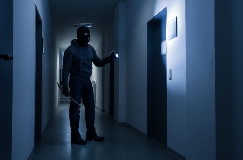 Polícia encontra carro usado por ladrões que invadiram prédio em Rio Preto