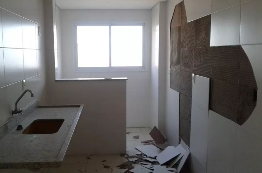 Paredes com infiltrações 'explodem' em condomínio de SP.