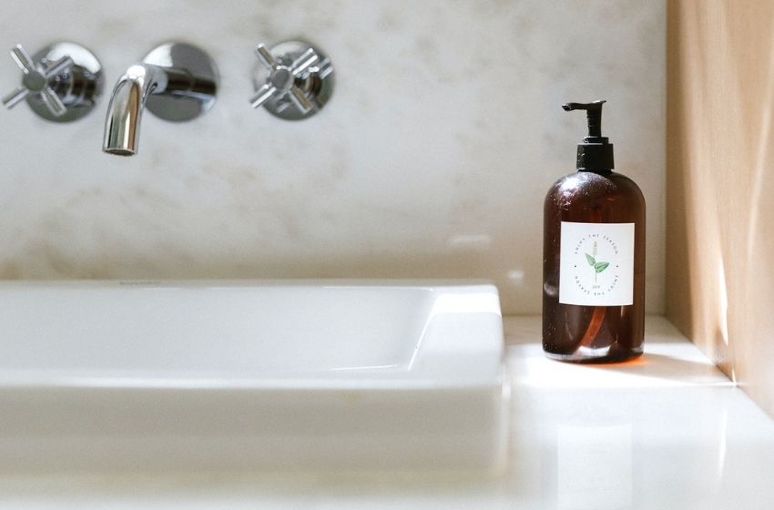 Como lidar com infiltrações no banheiro do condomínio?