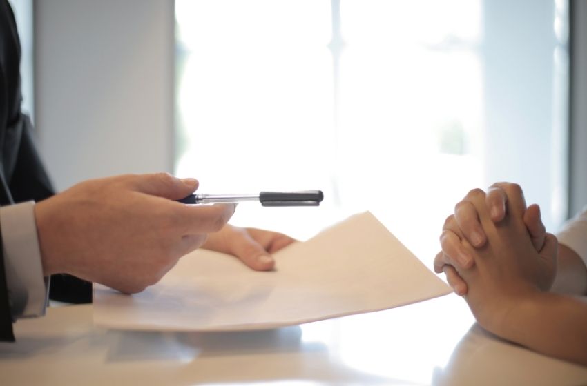 Moradores denunciam que síndico fez empréstimo em nome de condomínio e dívida chega a R$ 1 milhão.