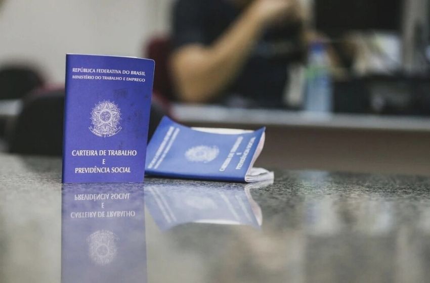 Bolsonaro assina nova rodada do programa que permite redução de jornada e salários.