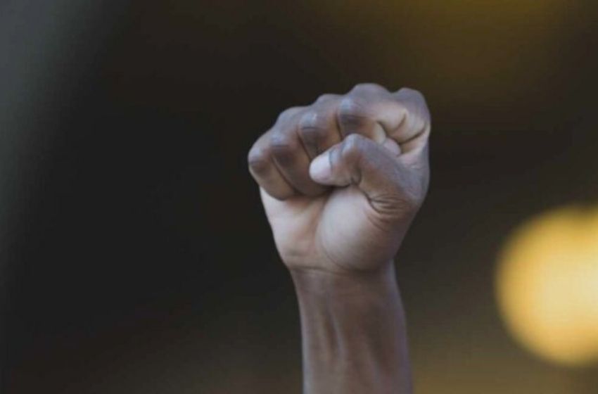 Vizinha alvo de bilhetes racistas de nutricionista diz sentir medo: 'Quero voltar a ter paz'.