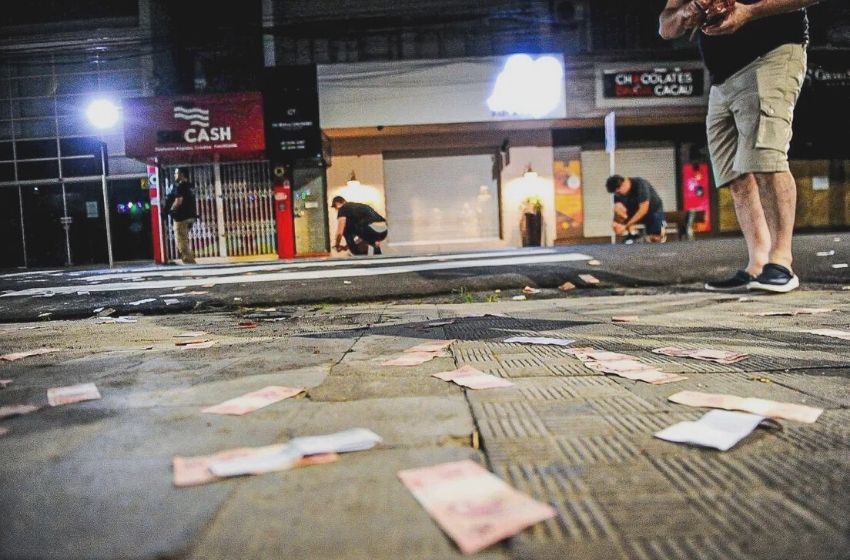 Casal suspeito de participar de mega-assalto a banco em SC é preso em condomínio de luxo no interior de SP.