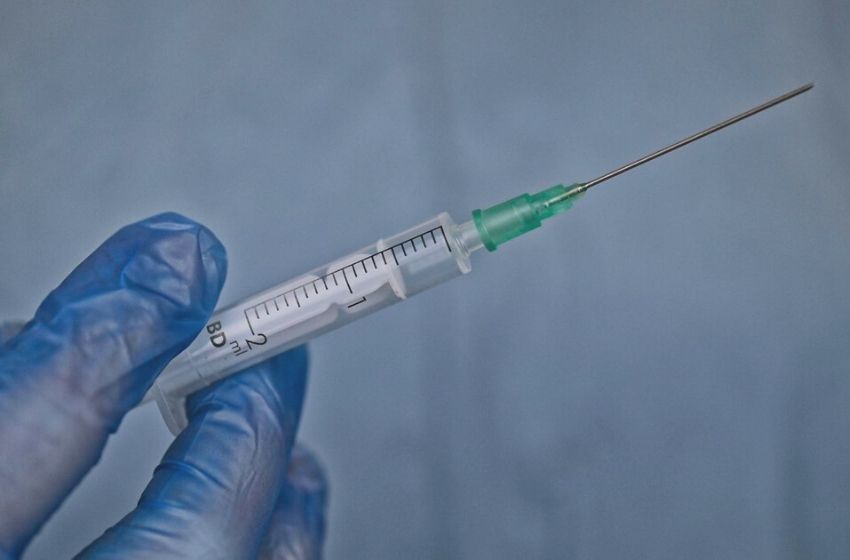 Falsa enfermeira suspeita de vacinação clandestina contra a Covid-19 é ouvida pela PF.