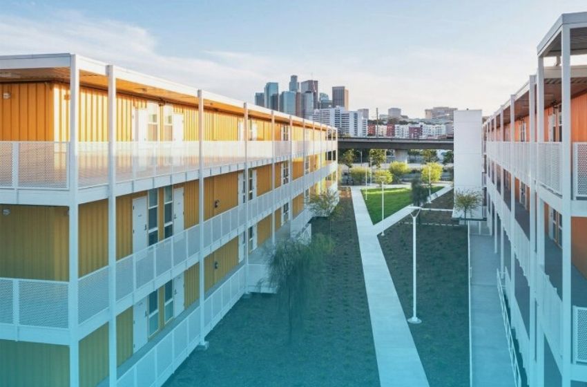 Condomínio para sem-tetos é construído com contêineres.