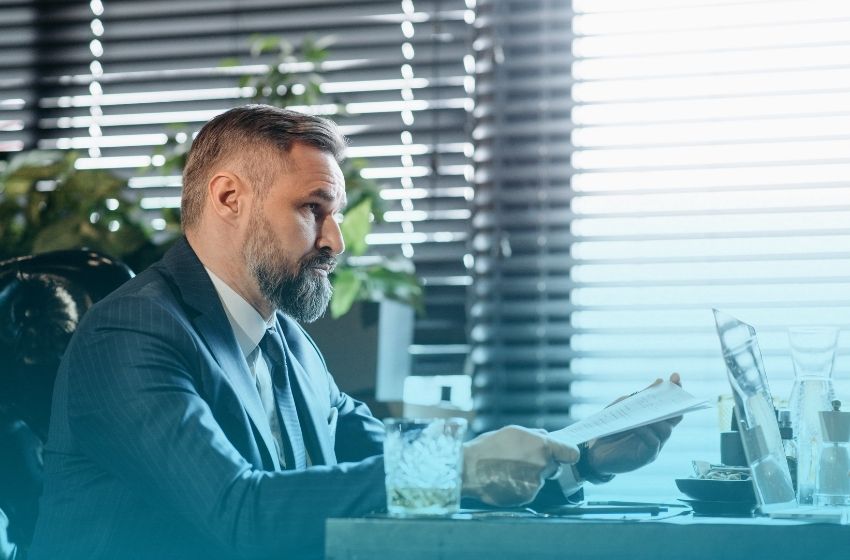 Obras emergenciais e autonomia contratual do síndico.