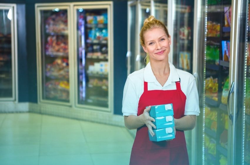Conveniência é tudo: minimercados em condomínios mantêm clientes da quarentena.