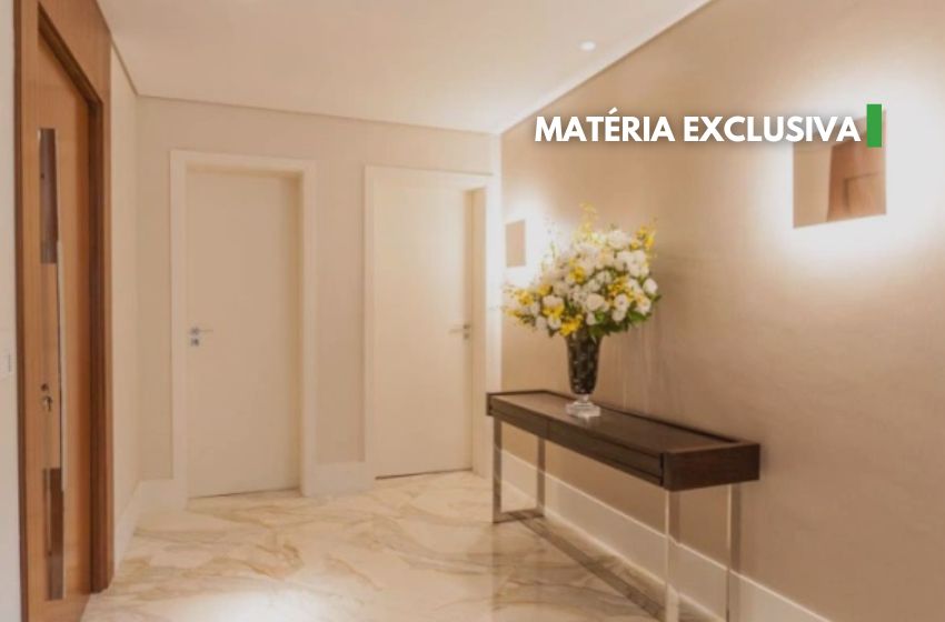 Decoração, objetos e uso coletivo no corredor ou hall do condomínio.