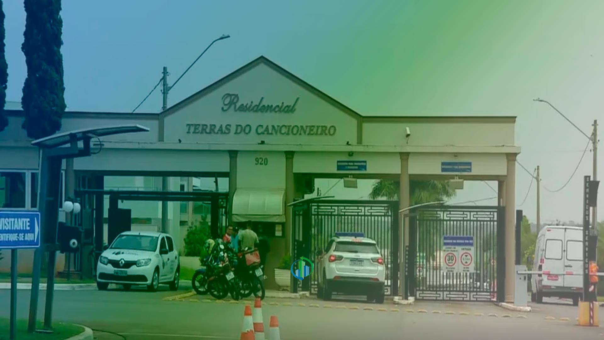 Grupo com roupas da Polícia Civil invade casa e faz morador refém em condomínio de Paulínia